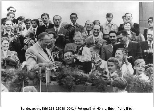 Dresden, Pioniertreffen, Uhrenübergabe an Pionierin