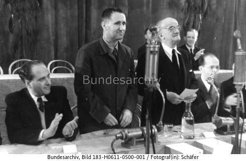 Berlin, Intellektuelle bei Friedenskundgebung