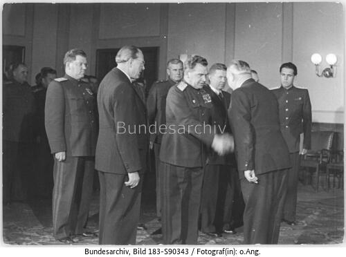 Berlin, DDR-Gründung, Regierung bei Tschuikow