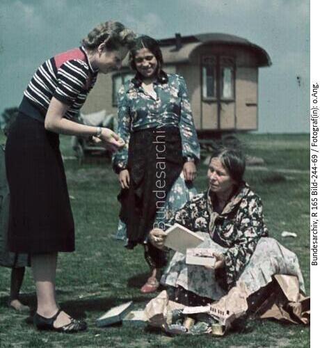 Lager Halle, Eva Justin mit zwei Frauen