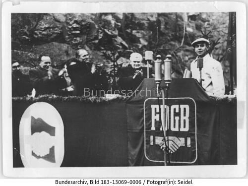 Sosa, Talsperre, Politiker und Aktivist bei Einweihungsfeier