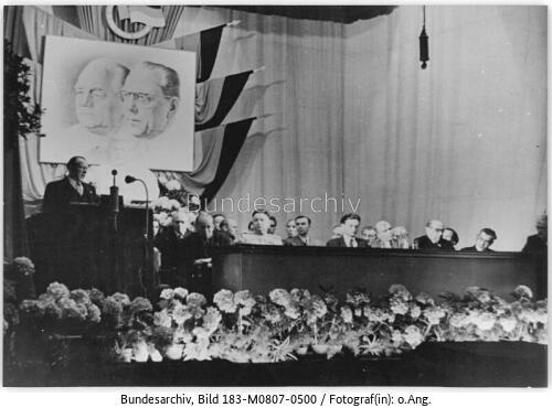 Berlin, Übergabe Haus der Kultur, Grotewohl bei Ansprache, Präsidium