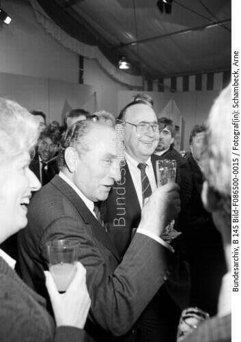 Bonn, <span class="match">FDP</span>-Wahlparty, BM Genscher, <span class="match">FDP</span>-Bundesvorsitzender Graf Lambsdorff