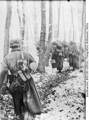 Ardennenoffensive, deutsche Infanterie im Wald