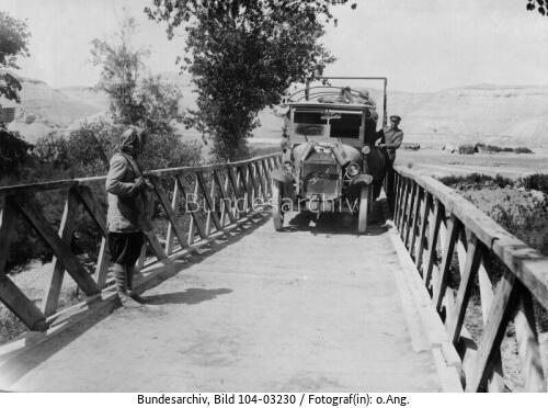 Palästina, Militärlastwagen überqueren eine Brücke