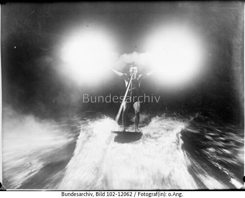 Wasserreiter mit Magnesiumfackeln