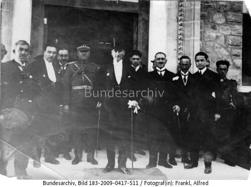 Atatürk mit Würdenträgern