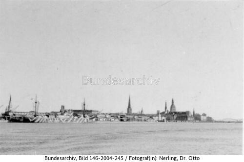 Riga, Hafen, getarntes Schiff