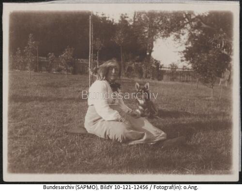 Sillenbuch, Clara Zetkin mit Hund und Katze