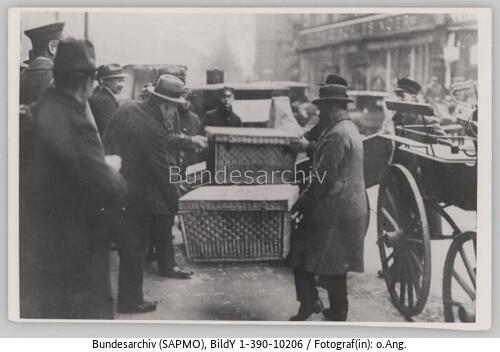 Geldtransport mit Reisekörben