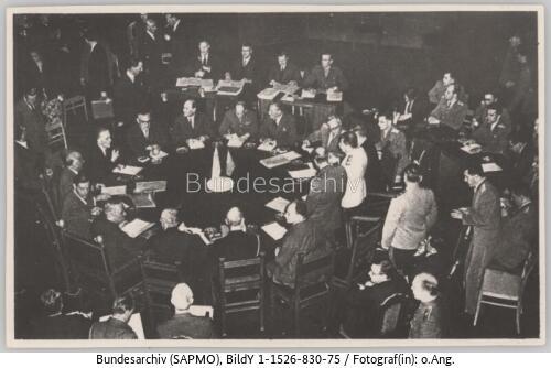 <span class="match">Potsdamer Konferenz</span>, Konferenztisch