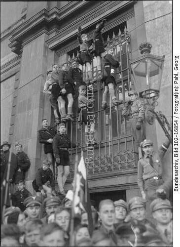 Berlin, Stadtschloss, Hitlerjungen am Fenster