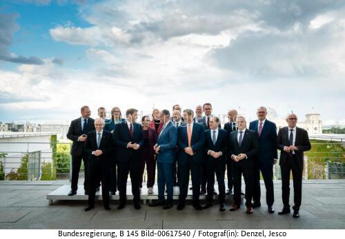 Bundeskanzler Friedrich Merz mit Vertreterinnen und Vertretern von Gewerkschaften und Wirtschaftsverbänden 2026