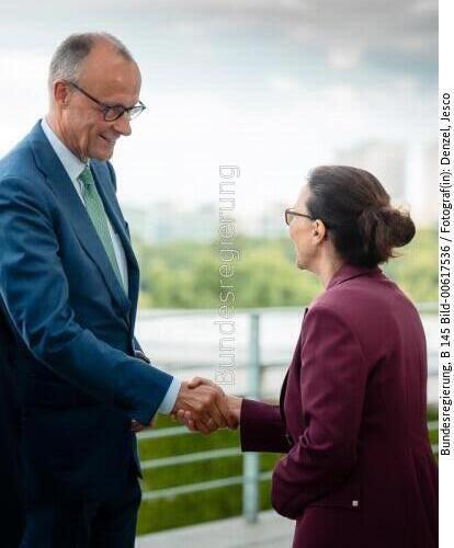 Bundeskanzler Friedrich Merz mit Vertreterinnen und Vertretern von Gewerkschaften und Wirtschaftsverbänden 2026
