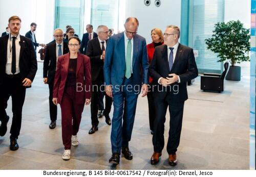 Bundeskanzler Friedrich Merz mit Vertreterinnen und Vertretern von Gewerkschaften und Wirtschaftsverbänden 2026