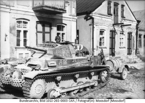 Russland, Panzer II in Ortschaft