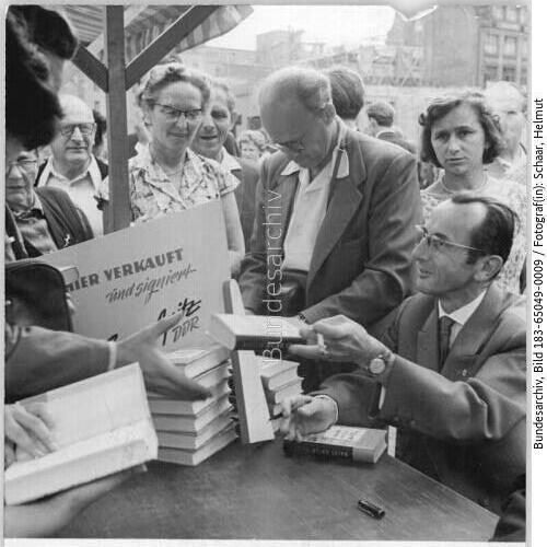 Leipzig, Buchausstellung, Bruno Apitz beim Signieren