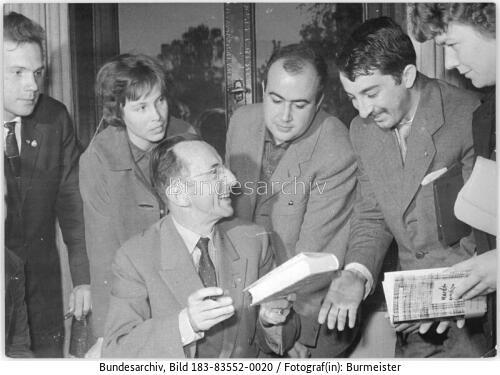 Rostock, Arbeiterjugendkongress, Bruno Apitz beim Signieren