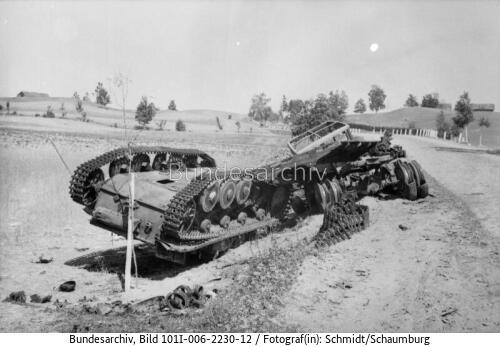 Bei Wiilna, zerstörter Panzer II, LKW