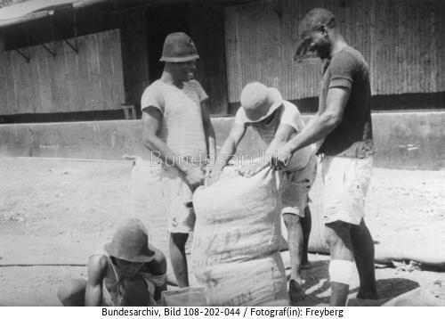 Kamerun, Kribi, Abfüllen von Kakao in Säcke