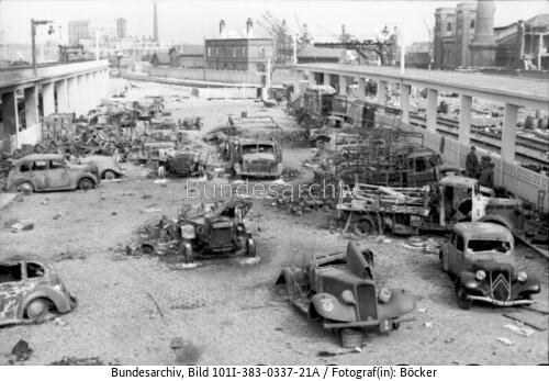Calais, zerstörte Autos am Bahnhof(?)