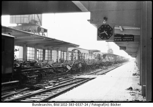 Calais, zerstörter Zug im Bahnhof
