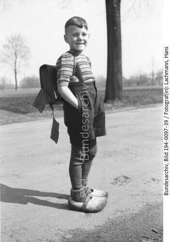 Holtwick, Junge auf dem Schulweg