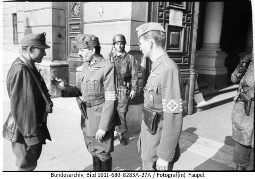 Budapest, ungarische Soldaten vor Verteidigungsministerium