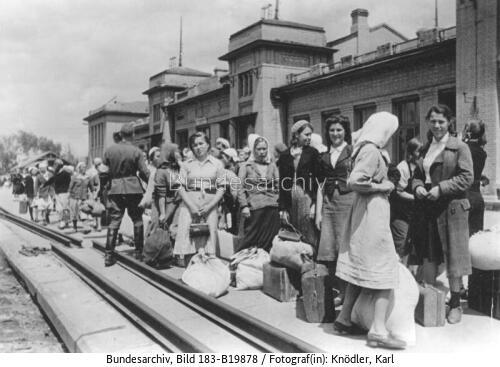 Russland, Artemiwsk, Zwangsarbeiter vor Abfahrt