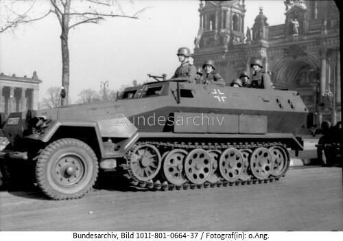 Berlin, Unter den Linden, Schützenpanzer
