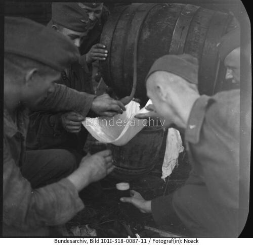 Polen, <span class="match">Soldaten</span> im Bier- / Weinkeller (?)