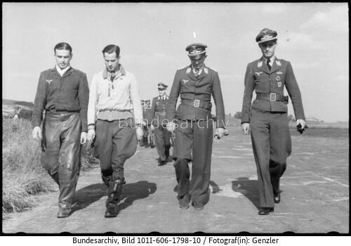 Feldflugplatz, Luftwaffensoldaten