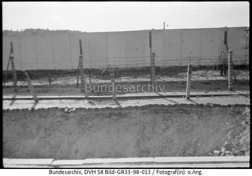 Berlin, Mauer, Schwedter Strasse, Holzbrücke