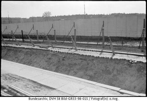 Berlin, Mauer, Schwedter Strasse, Holzbrücke
