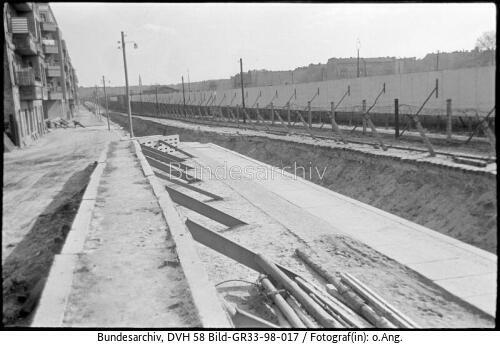 Berlin, Mauer, Schwedter Strasse, Holzbrücke
