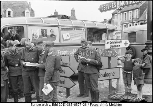 Samer, Bus Frontbuchhandlung, Soldaten