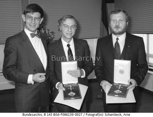 Bonn, Verdienstkreuz an Chemie-Nobelpreisträger Huber und Michel