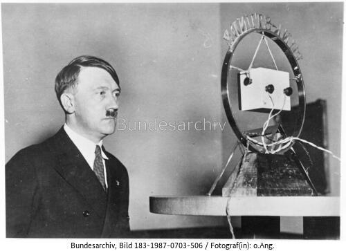Adolf Hitler vor Rundfunk-Mikrofon