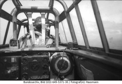 Pilot im Cockpit einer Messerschmitt Me 110