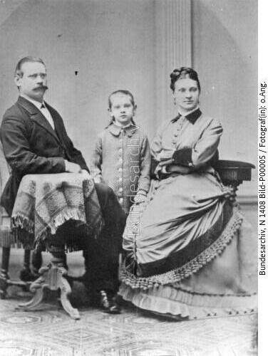 Clara Müller mit ihren Eltern
