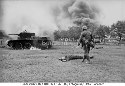 Russland-Süd, russischer Gefallener, Panzer BT 7
