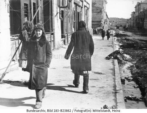 Russland, Charkiw, Zivilisten auf Strasse