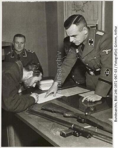 Warschau, Sicherheitsdienst, Waffenübergabe