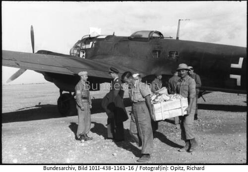 Libyen, Gazala, Flugplatz, Flugzeug He 111, Entladen