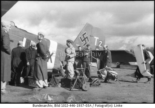 Rhodos, Flugfeld, Entladen Flugzeug Ju 52