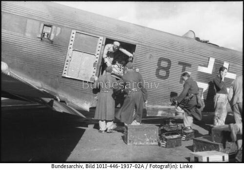 Rhodos, Flugfeld, Entladen Flugzeug Ju 52