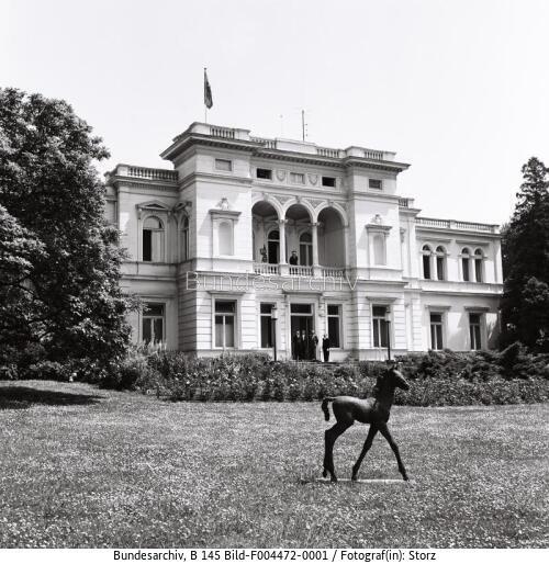 Bonn, Villa Hammerschmidt, Pferdeplastik