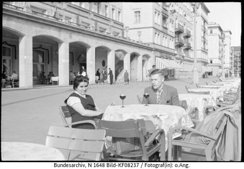 Berlin, Manfred Beier mit Begleitung