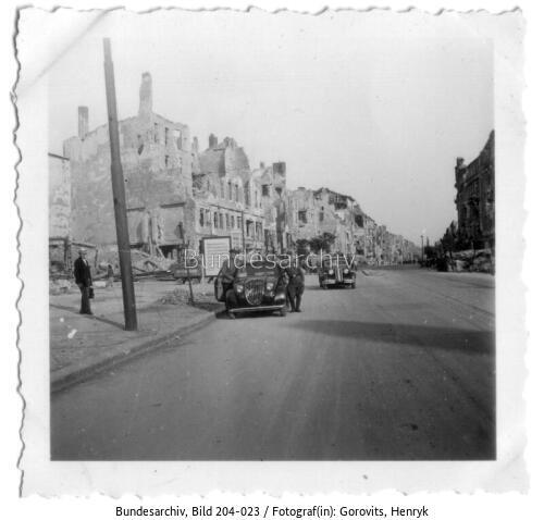 Berlin, Straßenzug mit zerstörten Gebäuden
