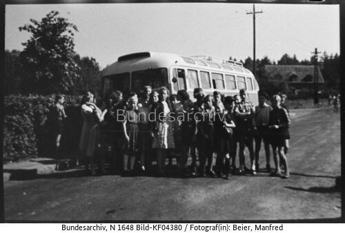 Jonsdorf, Kinder vor Bus